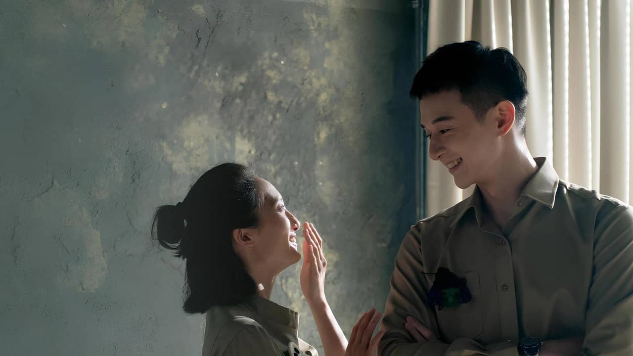 Love Between Unlove backdrop