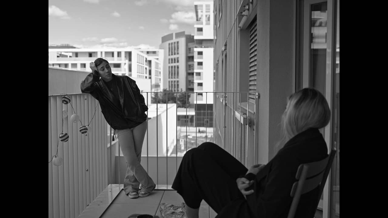 Un jour peut-être backdrop