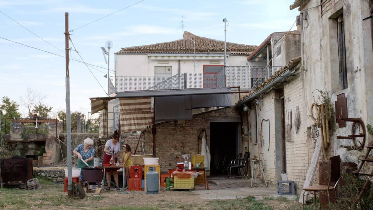 Pomo d'oro backdrop