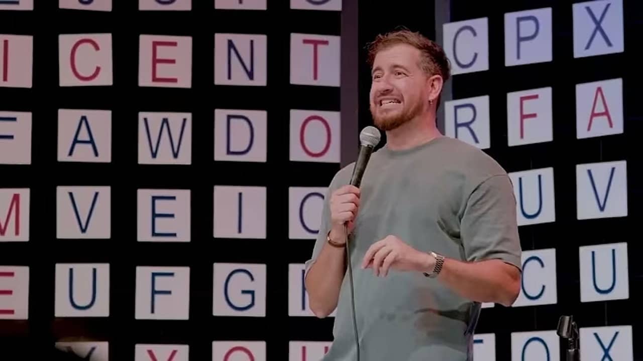 Afonso Padilha: Bilíngue Não Praticante backdrop