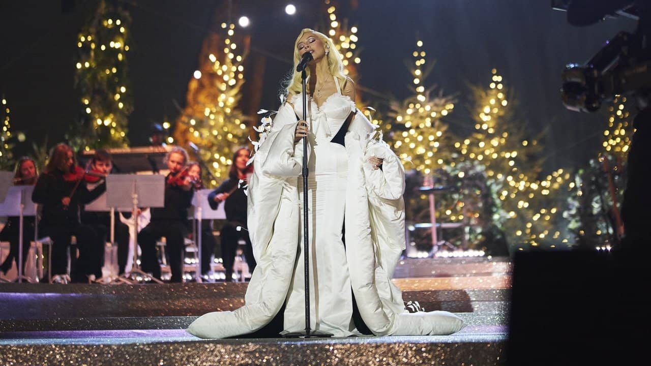 Christina Aguilera: Christmas in Paris backdrop
