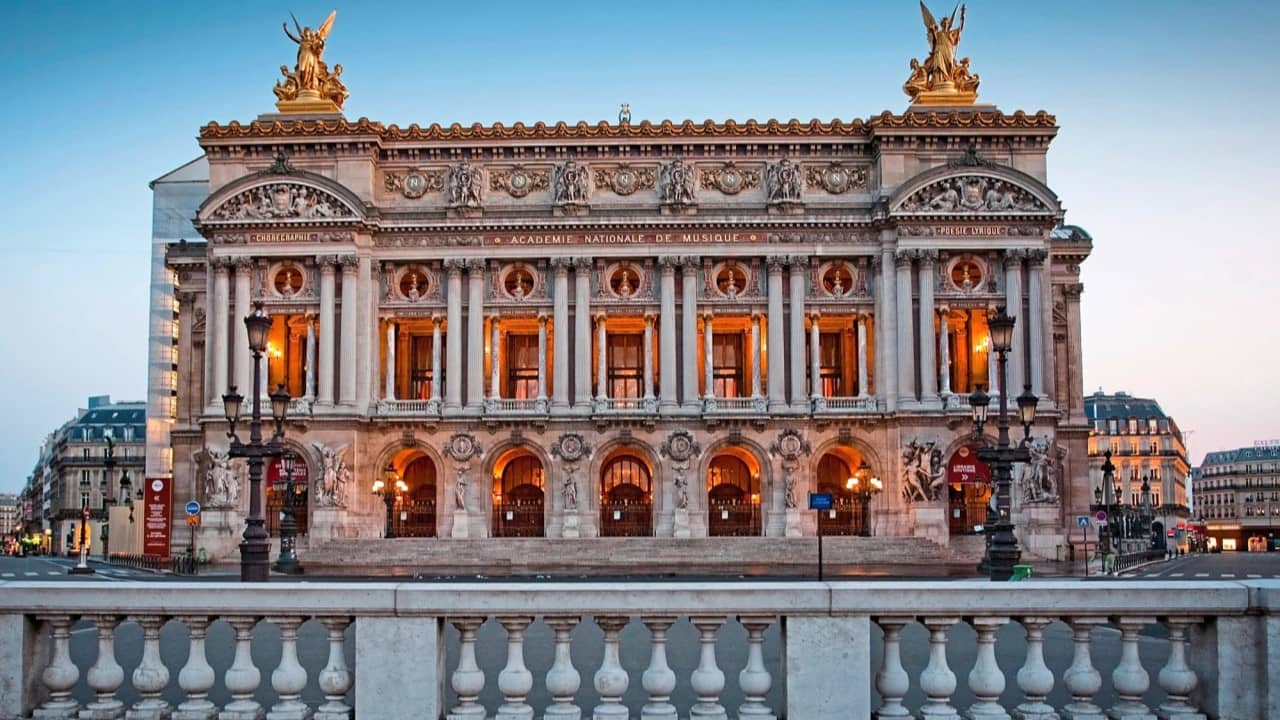 Le roi danse : 350 ans d'histoire de l'Opéra de Paris backdrop
