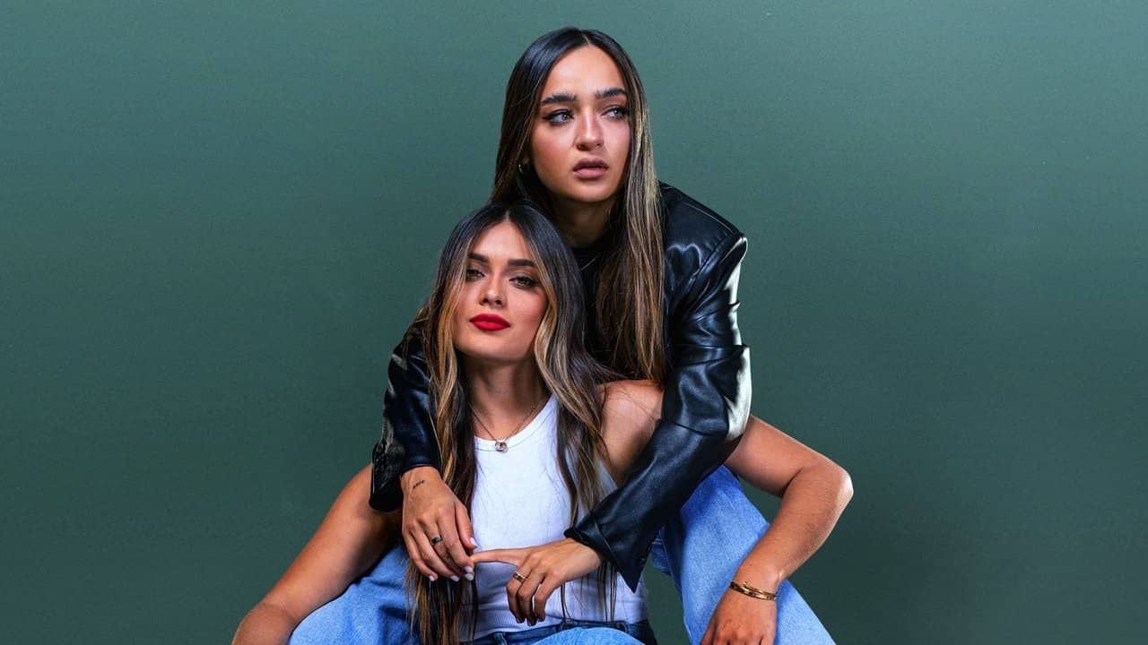Calle y Poché: No Labels backdrop