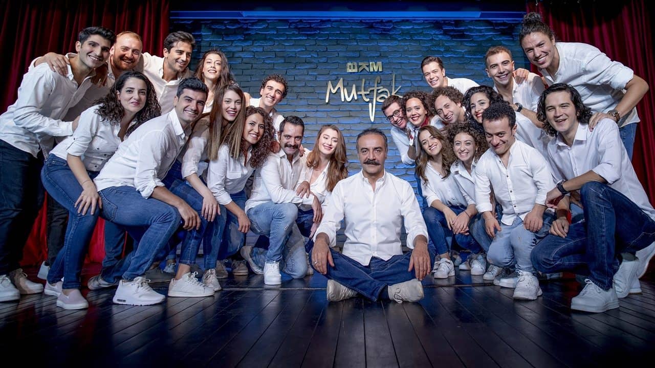 Çok Güzel Hareketler 2 backdrop
