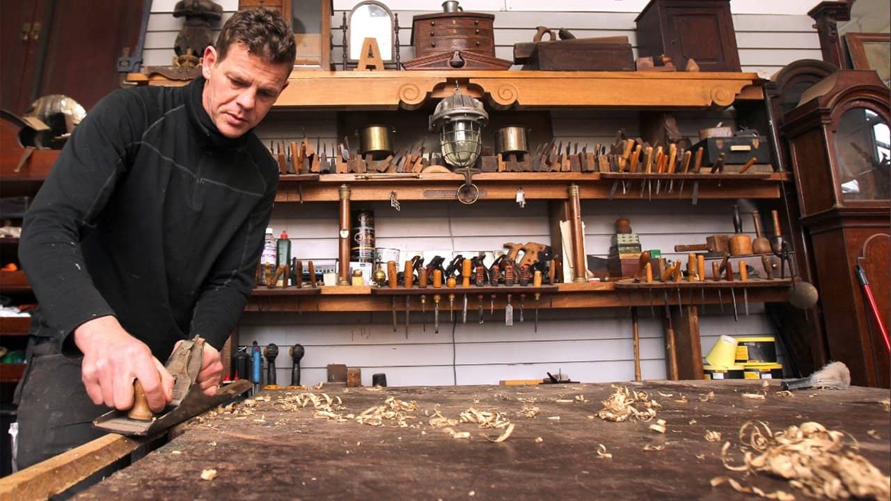 Salvage Hunters: The Restorers backdrop