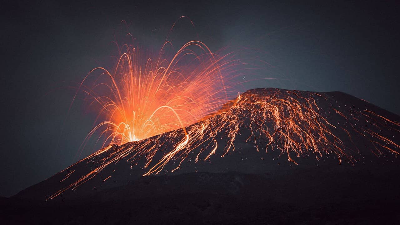 Les volcans tueurs : le pays aux 127 volcans backdrop