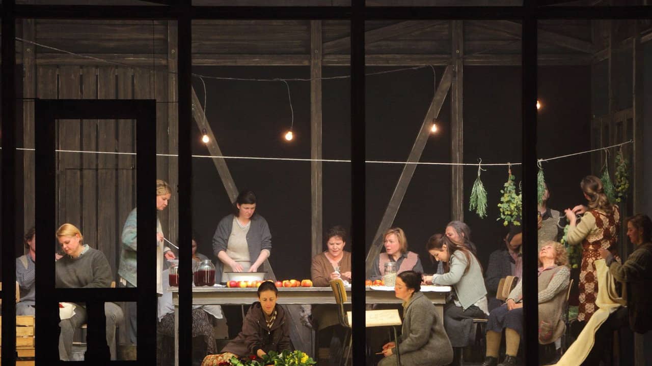 Dialogues des Carmelites backdrop
