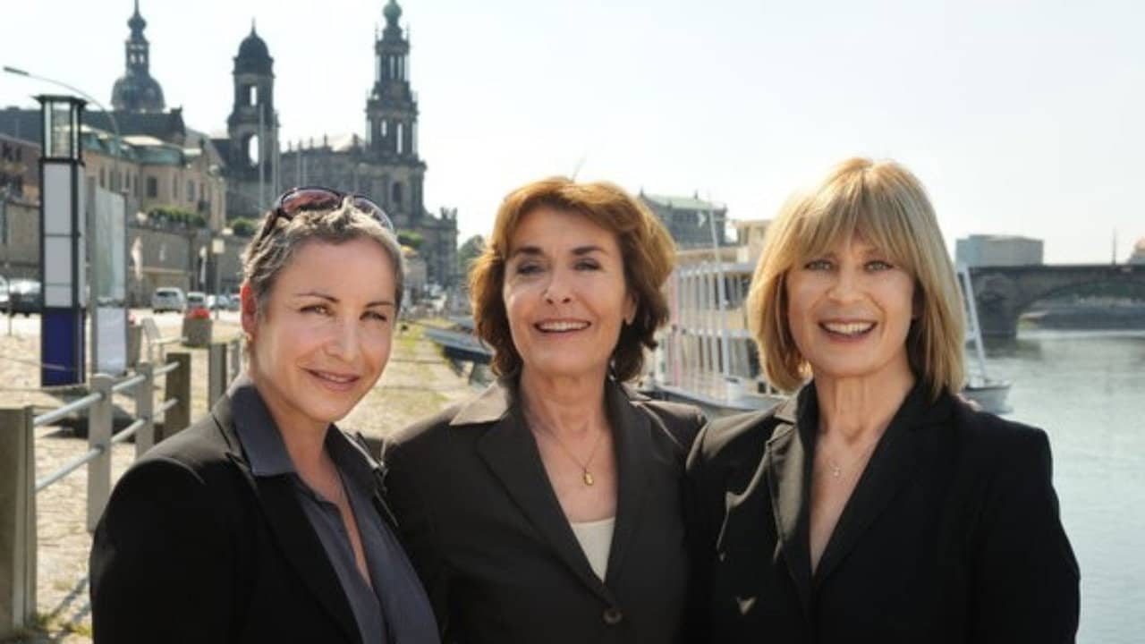 Herzdamen an der Elbe backdrop