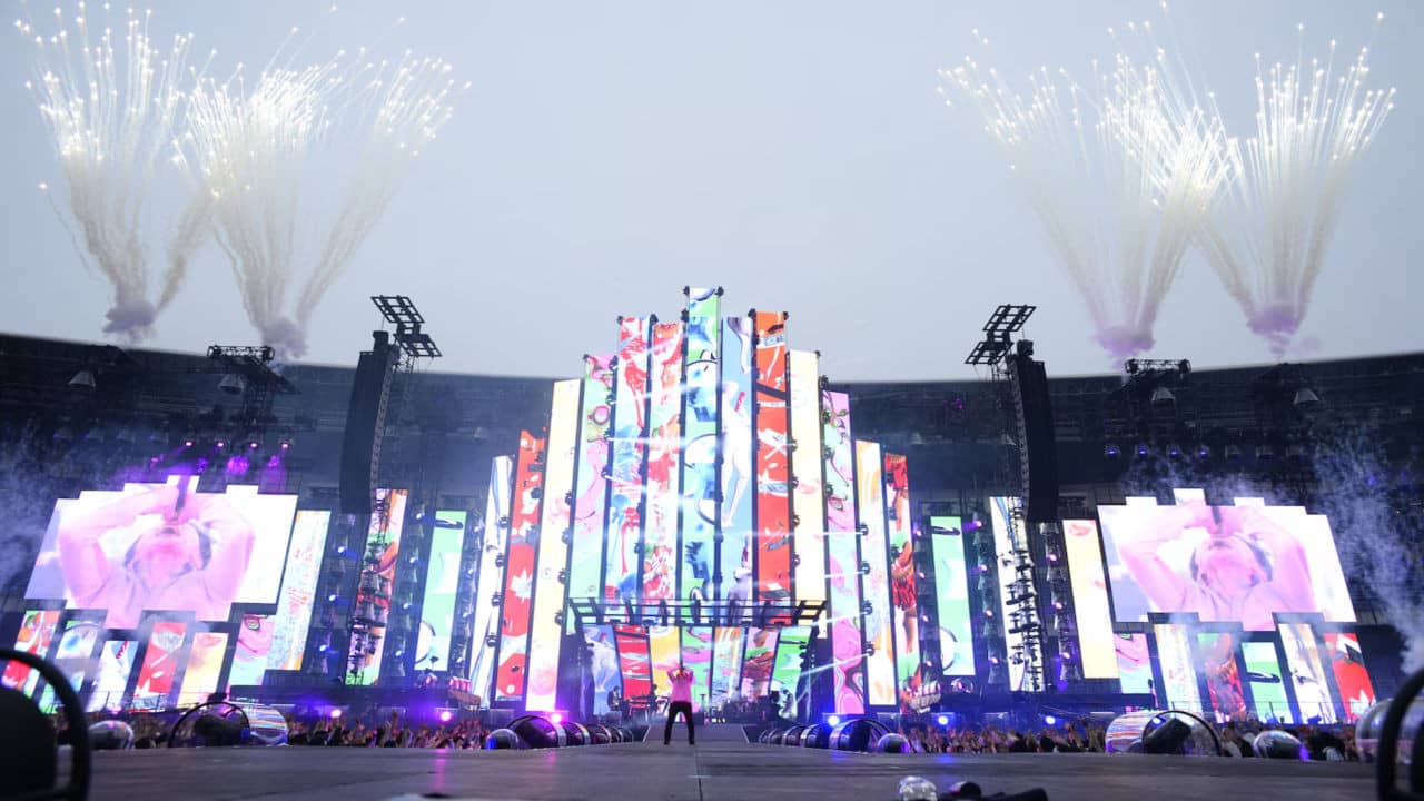 Mr.Children 30th Anniversary Tour 半世紀へのエントランス - 2022.5.10 TOKYO DOME - backdrop