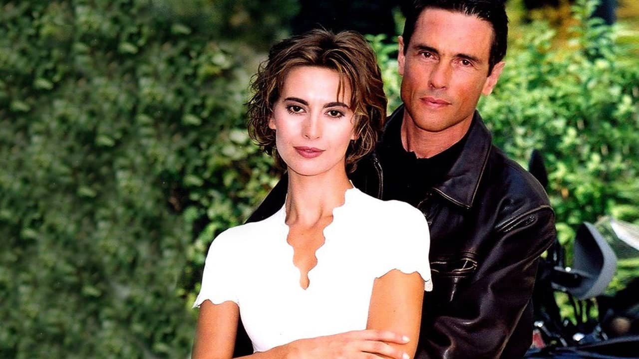 Έρωτας Κλέφτης backdrop