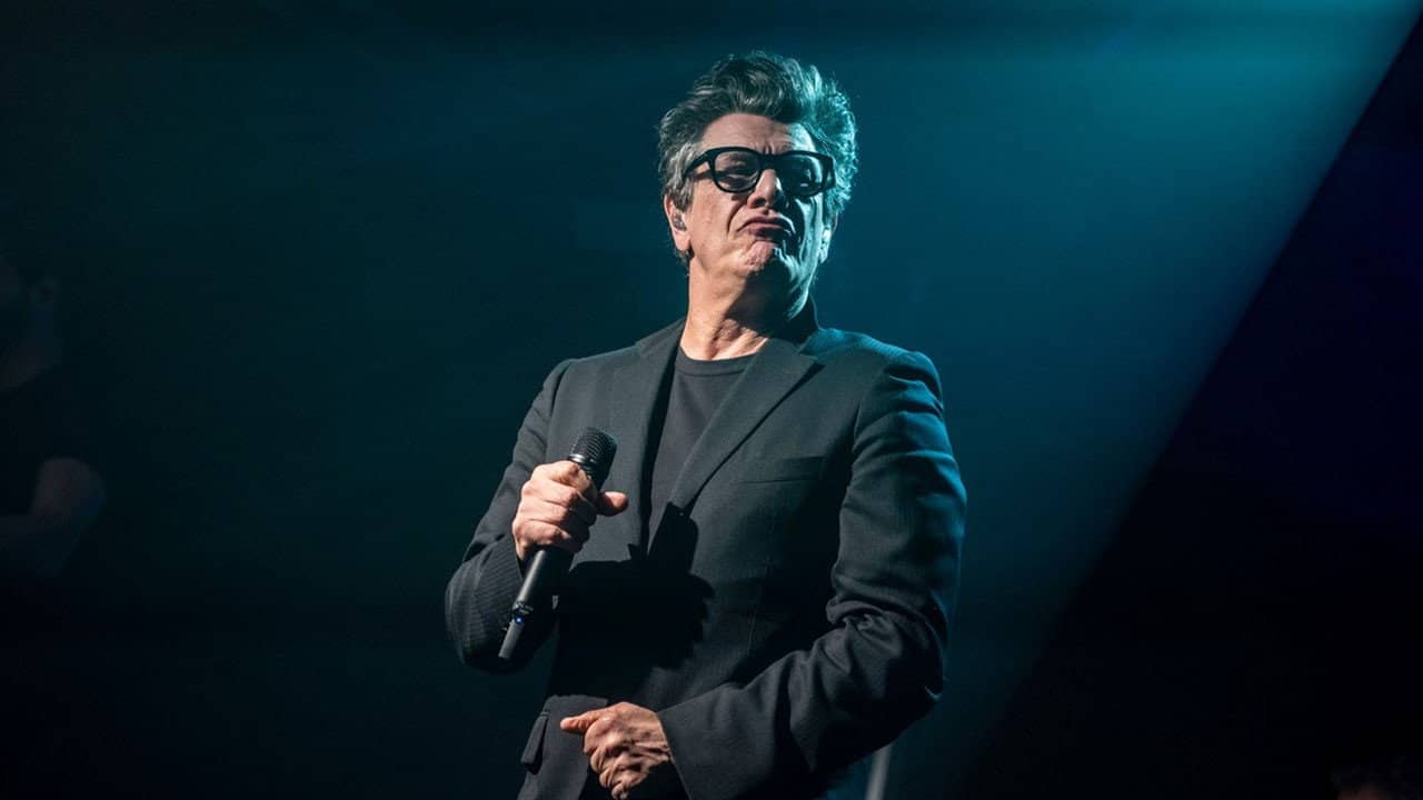 Marc Lavoine - Adulte jamais backdrop
