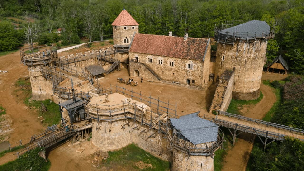 Le défi fou de GUÉDELON, construire un CHÂTEAU en AUTONOMIE TOTALE sans PÉTROLE comme au MOYEN ÂGE backdrop